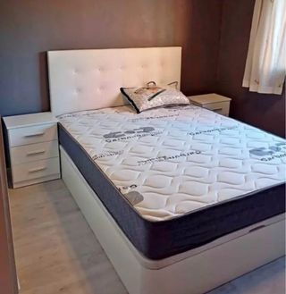 Cama con cabecero y mesitas