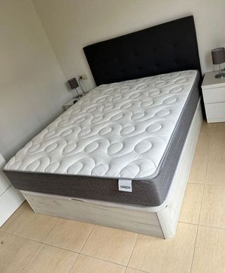 Cama con cabecero y mesitas