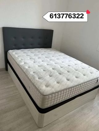 Cama con cabecero y mesitas