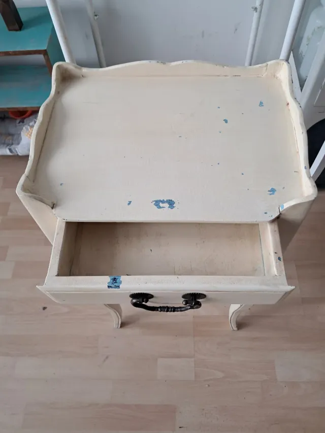 Mesilla auxiliar antigua de madera