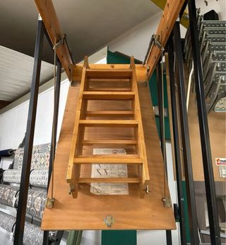 Escalera escamoteable para techo