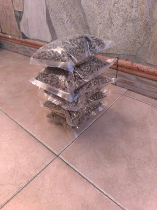 Pellet di legno ecologico. Confezione da 5 sacchetti