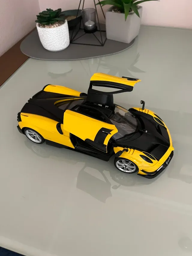 Coche de juguete Huayra amarillo y negro