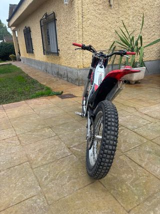 Moto de trial Gas Gas Roja