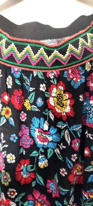 Blusa étnica Yessica talla S escote con elástico.