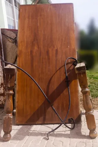 Mesa de madera vintage con patas, tablón y metal
