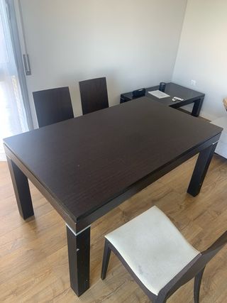 Mesa extensible madera oscura + 4 sillas a juego.