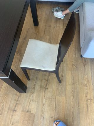 Mesa extensible madera oscura + 4 sillas a juego.
