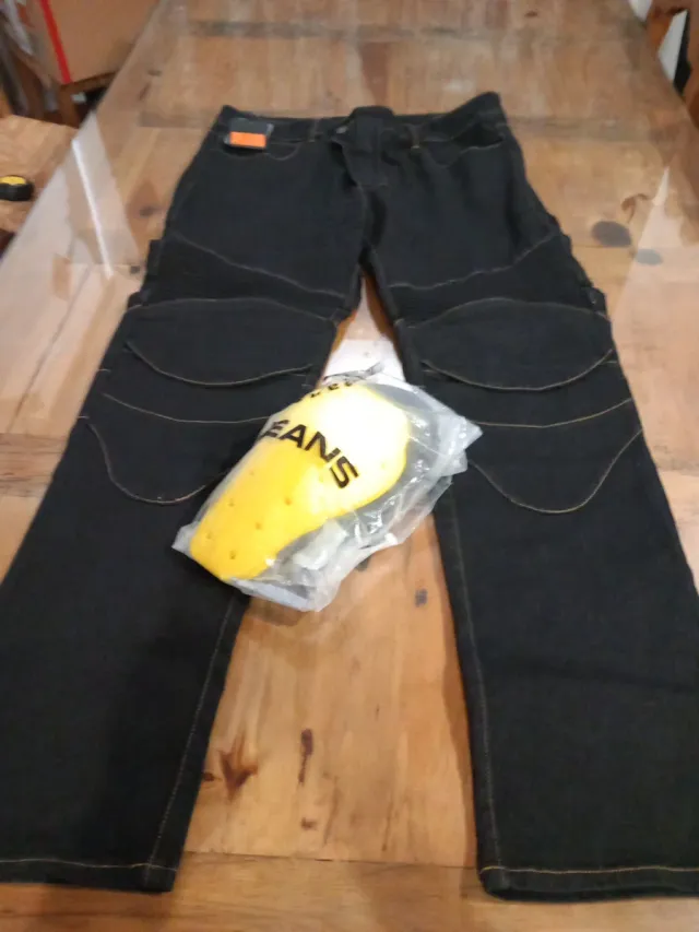Pantalón vaquero moto con protecciones