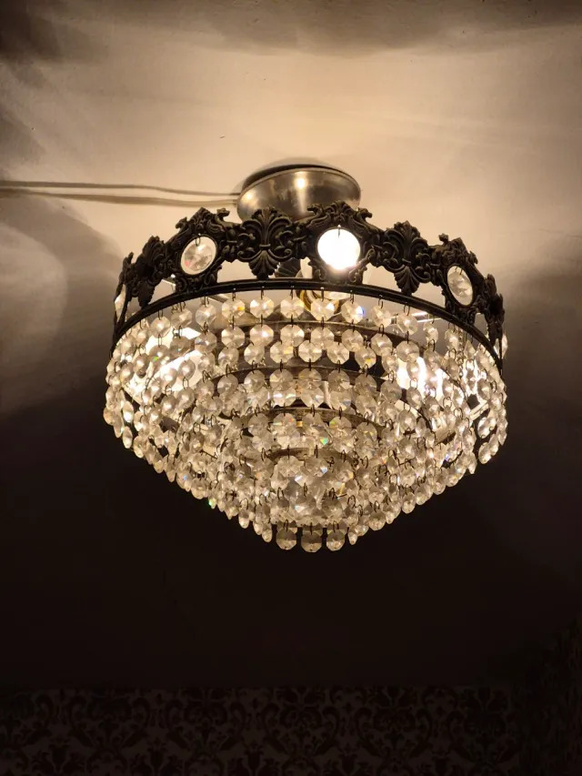 Lámpara de techo plateada con cristales