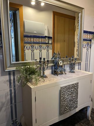 Mueble recibidor blanco y espejo