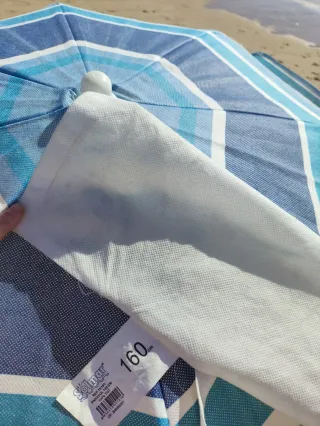 Sombrilla de playa azul y blanca