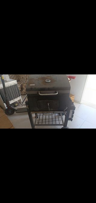 Barbecue a carbonella nero e grigio