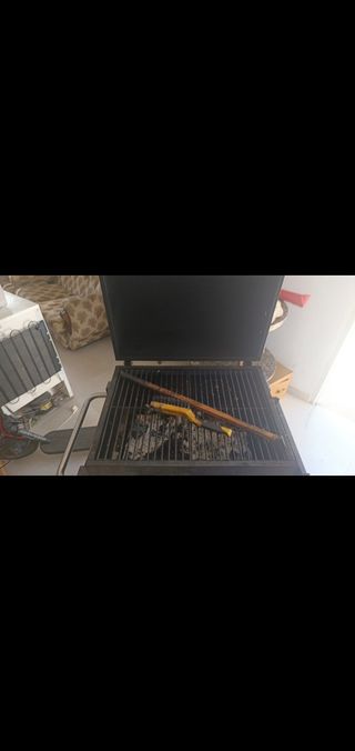 Barbecue a carbonella nero e grigio