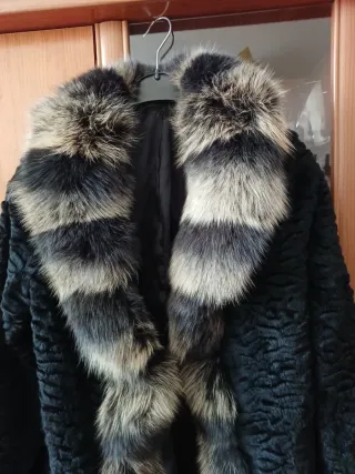 Cazadora de pelo negra y gris