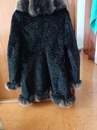 Cazadora de pelo negra y gris