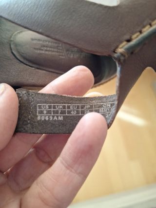 Sandalias Timberland de piel marrón oscuro.