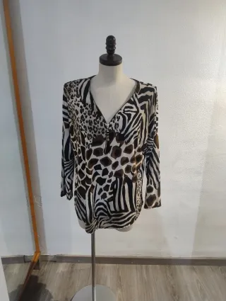 Blusa con cremallera y estampado animal