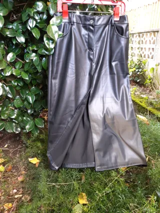 Falda polipiel negra con bolsillos