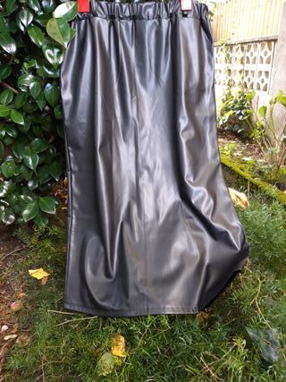 Falda polipiel negra con bolsillos