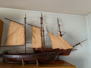 Dos maquetas de barcos de madera