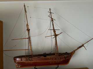 Dos maquetas de barcos de madera
