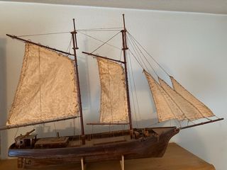 Dos maquetas de barcos de madera