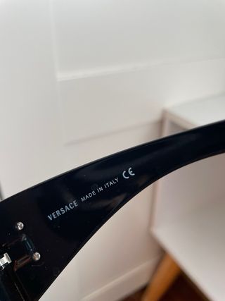 Gafas de sol Versace negras
son un poco trasparent