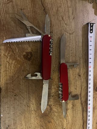 2 coltelli svizzeri rossi