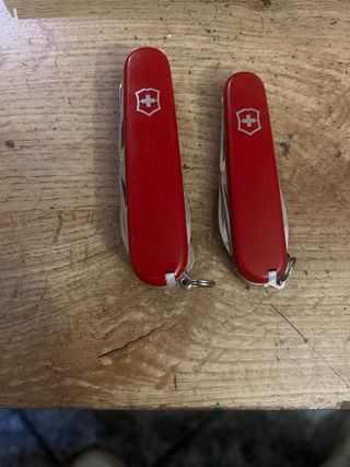 2 coltelli svizzeri rossi