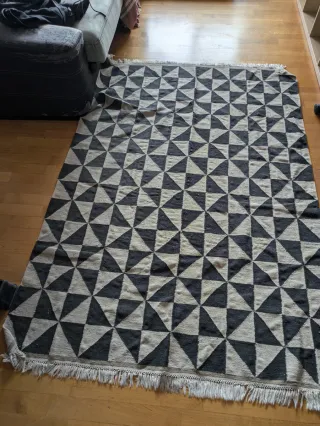 Alfombra Ikea geométrica beige y negra