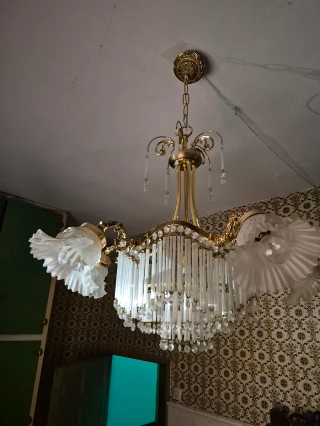 Lámpara de techo dorada con globos flor y cristale