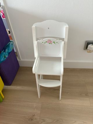 Trona de madera blanca