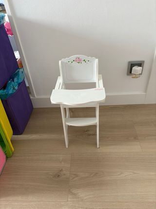 Trona de madera blanca