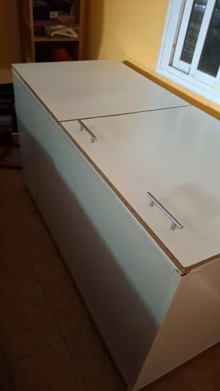 Baúl con ruedas y dos puertas