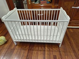 Cuna blanca para bebé