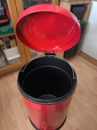 Cubo de basura metálico rojo con pedal