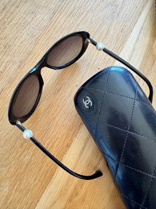 Gafas de sol Chanel negras icónicas