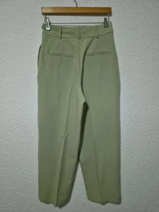 Pantalón de traje verde con pinzas