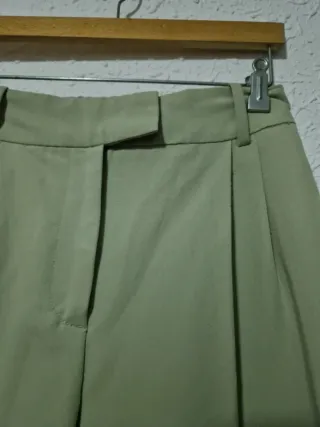Pantalón de traje verde con pinzas