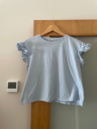 Camiseta Zara azul con volantes