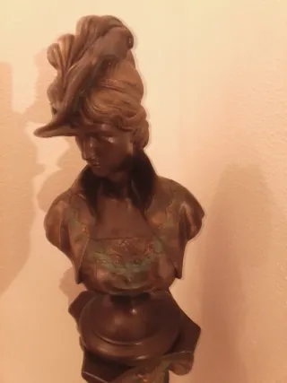 Busto de escayola con pedestal