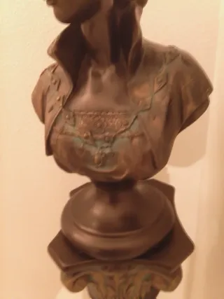 Busto de escayola con pedestal