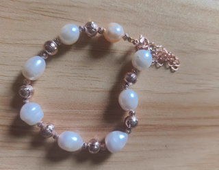 Pulsera de perlas y detalles dorados