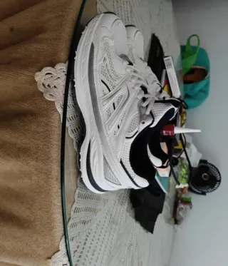 Zapatillas deportivas blancas y negras