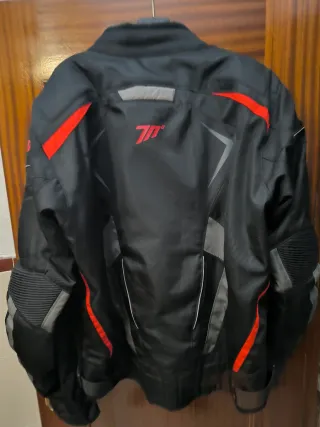 Chaqueta de moto negra y gris