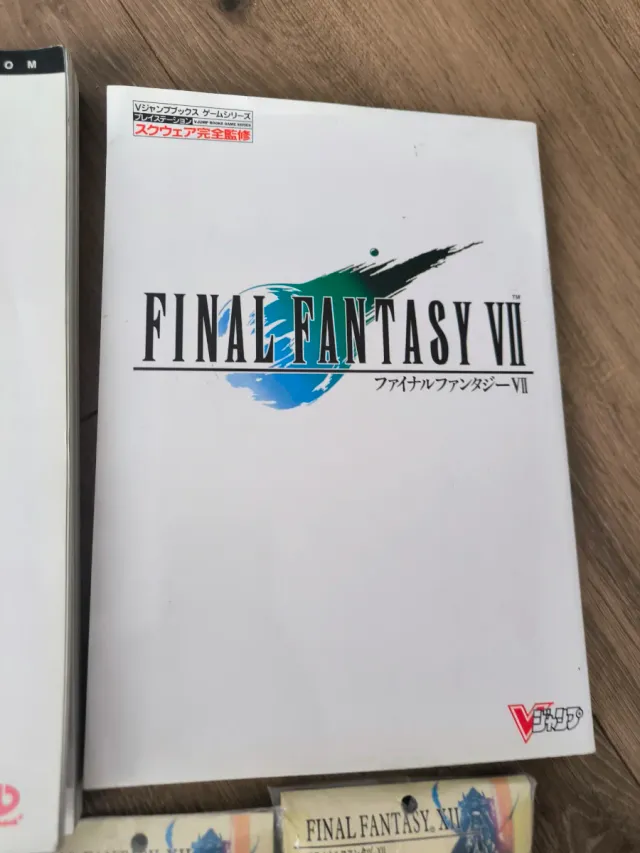 Pack Final Fantasy VII y XII Guía y Merchandising