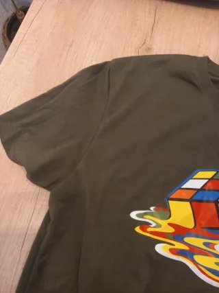 Camiseta con estampado de cubo