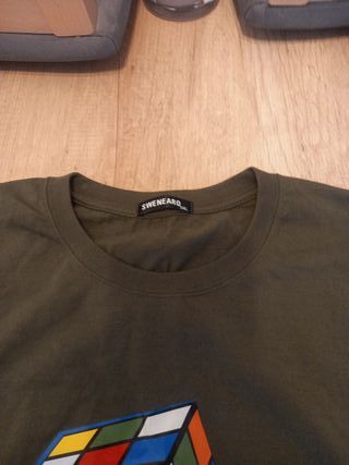Camiseta con estampado de cubo
