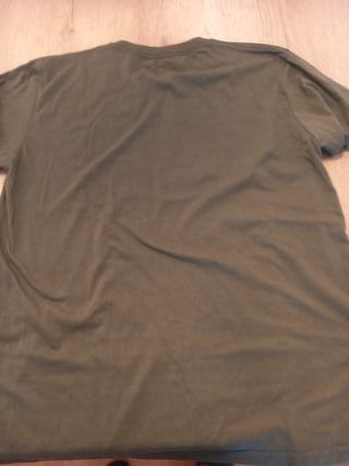 Camiseta con estampado de cubo